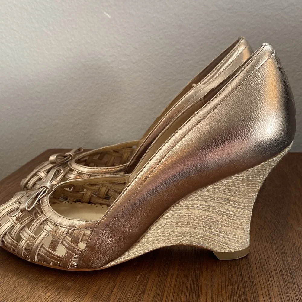 Oscar by Oscar de la Renta Gold Weaved Crystal Open Toe Wedge Heels, Women's 6 M
